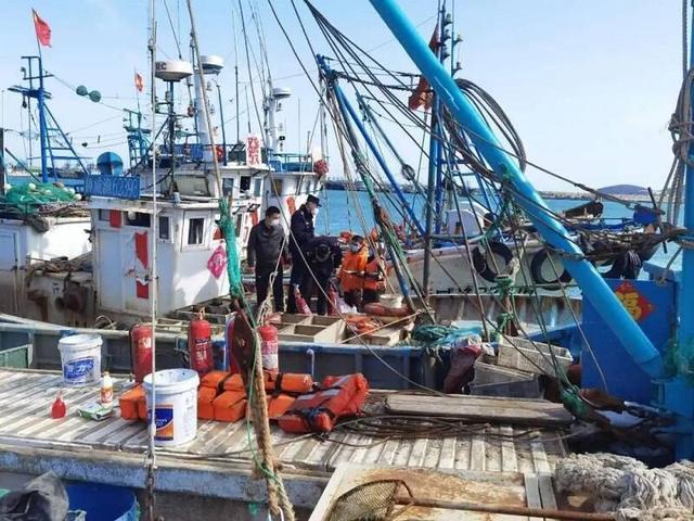 齐鲁网·闪电新闻4月6日讯为保障辖区内水产养殖,海洋捕捞渔船顺利