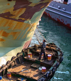 浙江台州温岭市石塘渔港 工人们给渔船 换妆